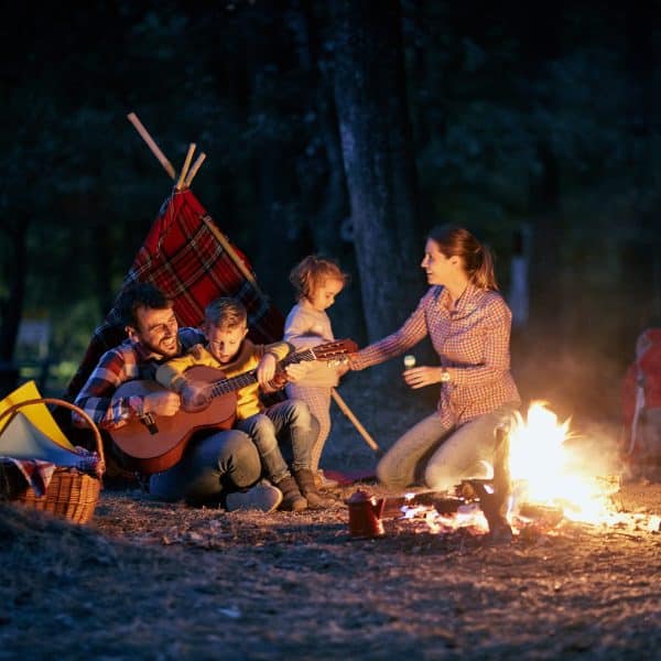 Direction Plein Air - camping famille devant feu